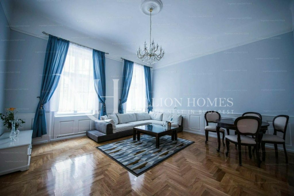 Kiváló fekvés – tágas, felújított 91 m²-es lakás az Operánál