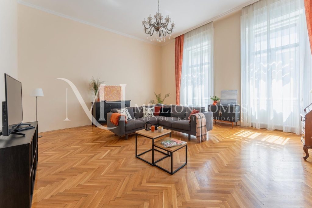 Klasszikus, felújított lakás kőházban
