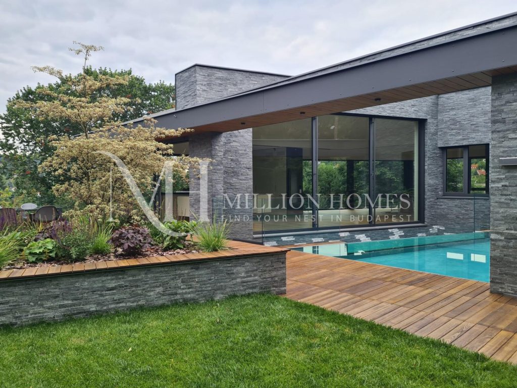 Extravagáns luxusvilla medencével és panorámával