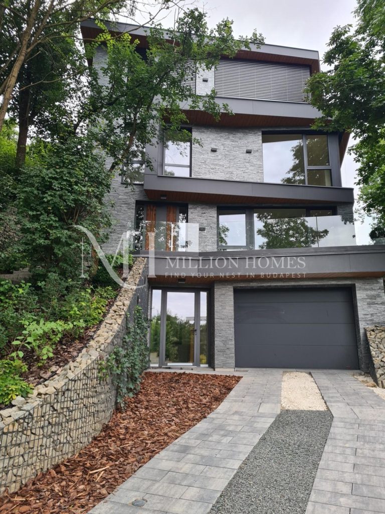 Extravagáns luxusvilla medencével és panorámával