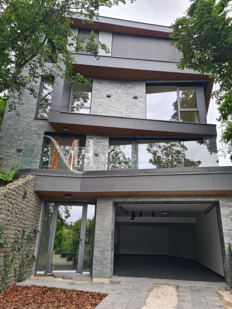 Extravagáns luxusvilla medencével és panorámával