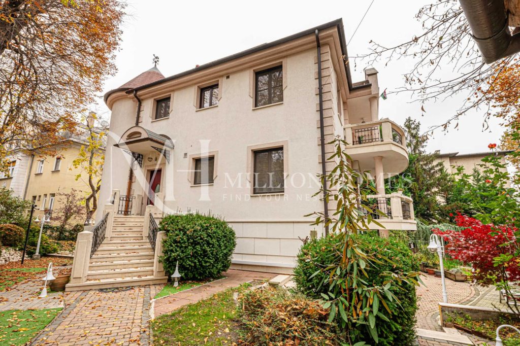 Felújított klasszikus villa medencével és kerttel a Rózsadombon