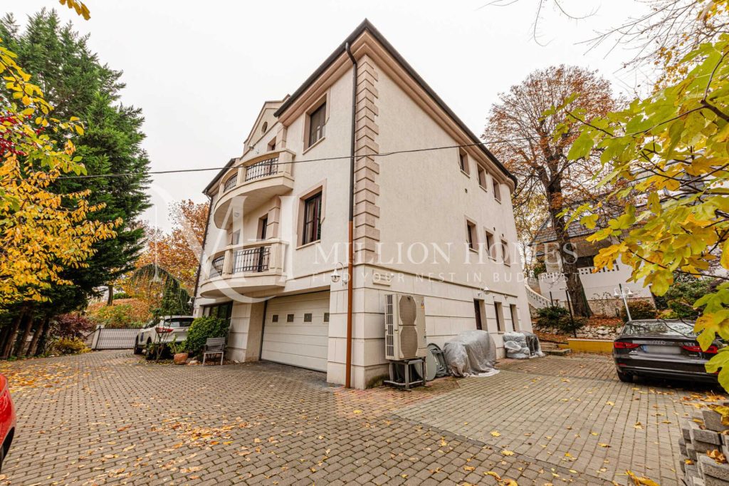 Felújított klasszikus villa medencével és kerttel a Rózsadombon