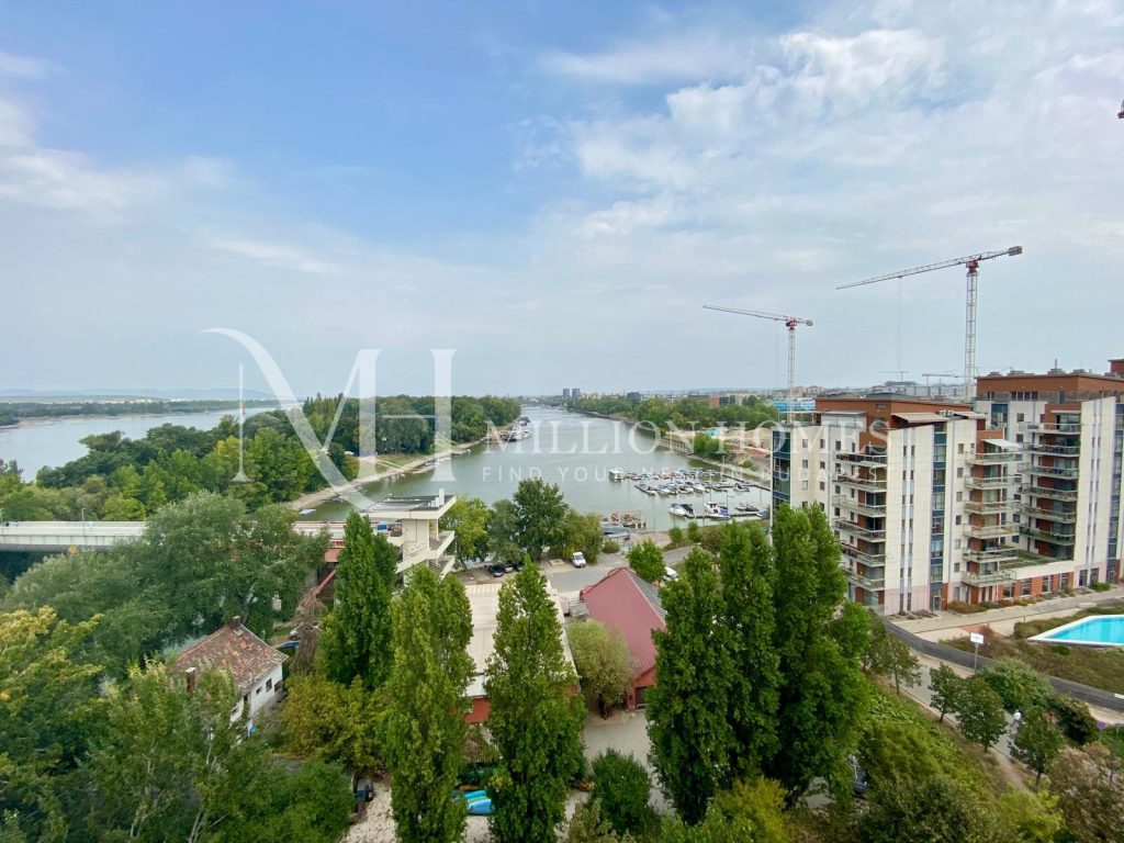 Panorámás lakás a Marinánál
