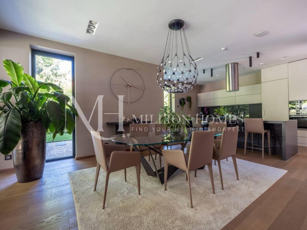 Modern villa medencével Budán