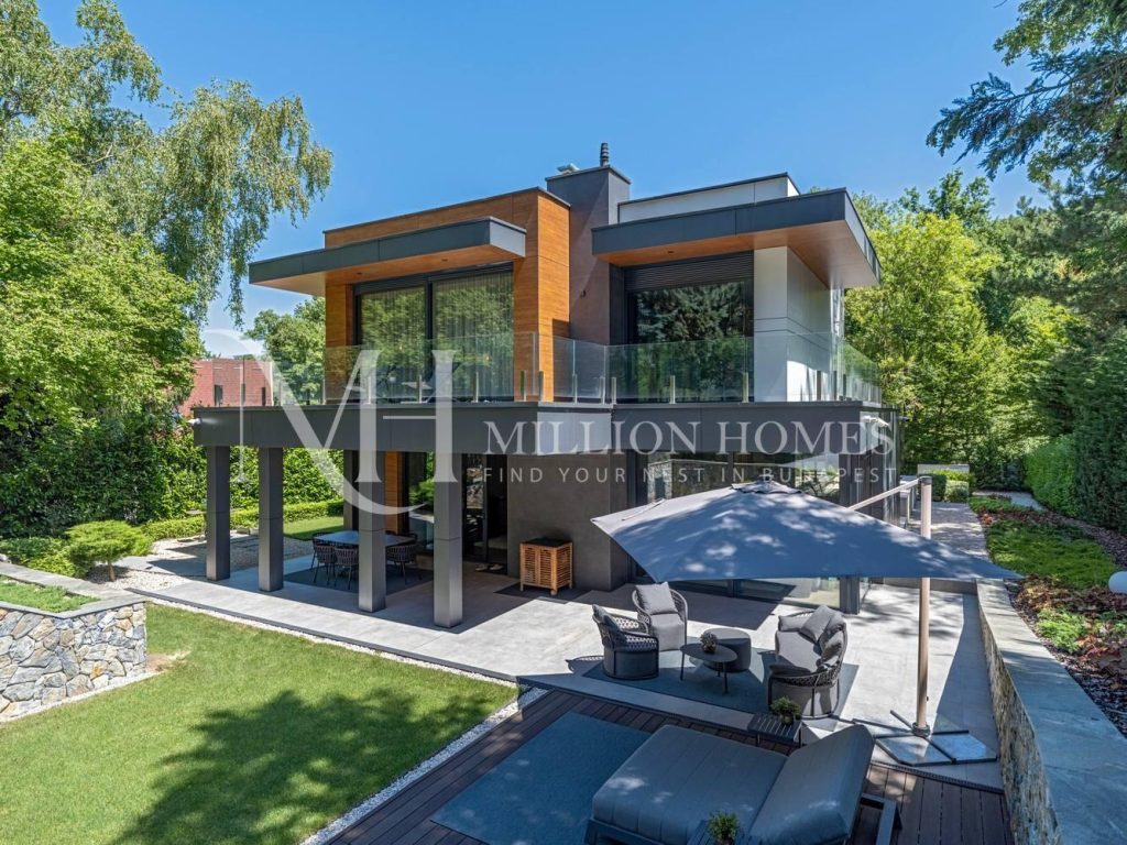 Modern villa medencével Budán