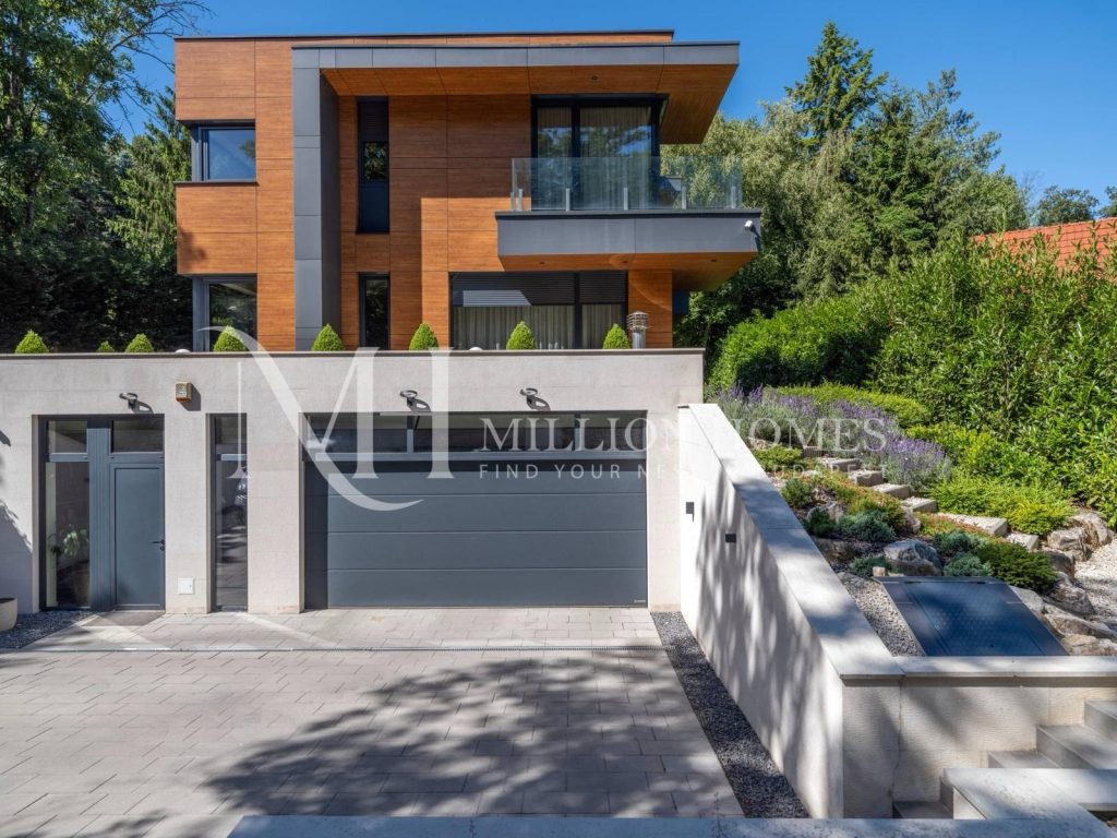 Modern villa medencével Budán