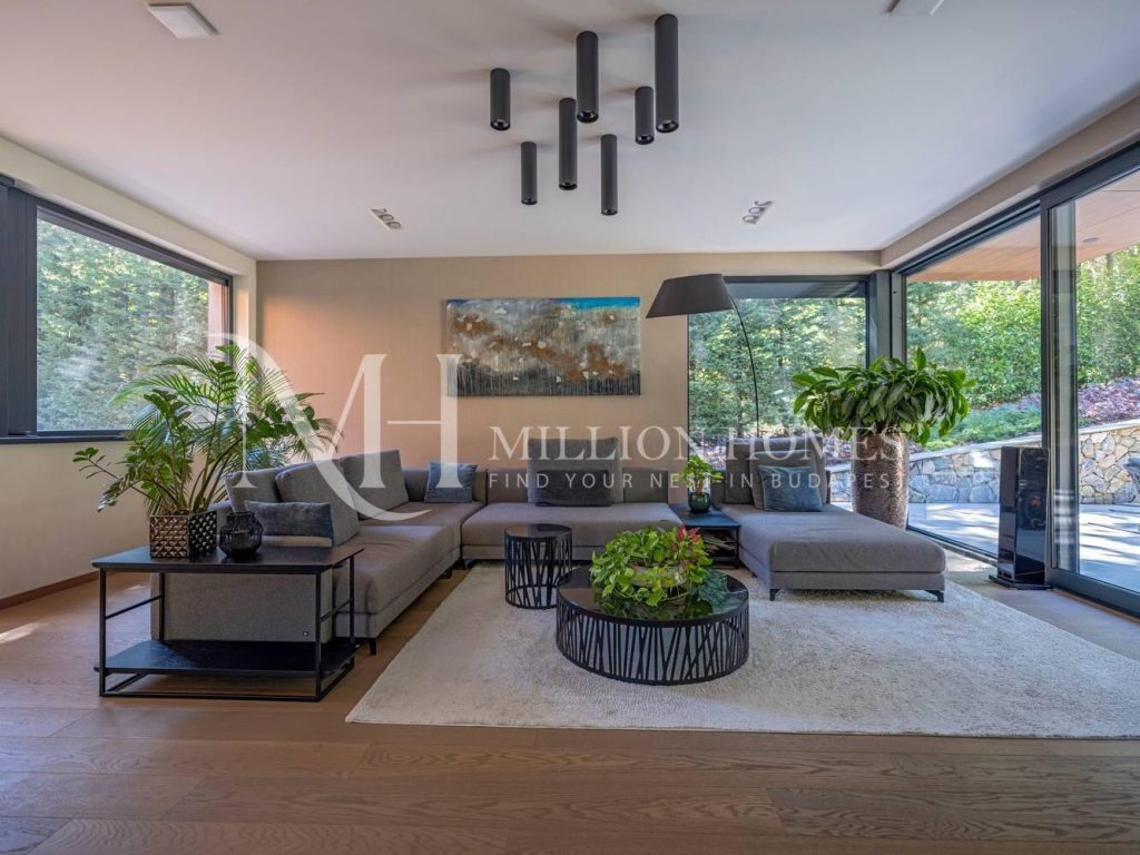 Modern villa medencével Budán