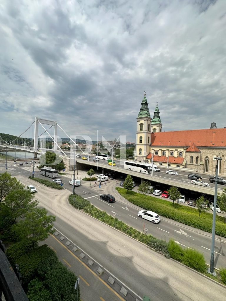 Lakás egyedülálló panorámával