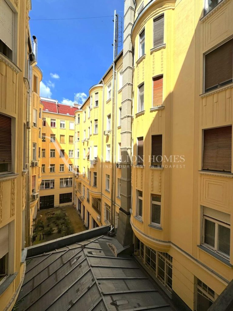 Négyszobás lakás a Bazilika mellett